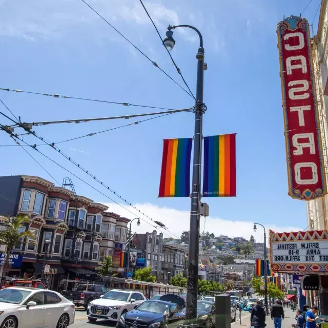 卡斯特罗区, 在威尼斯人官网平台app, 和 a placa do Teatro Castro e bandeiras arco-íris em primeiro plano.